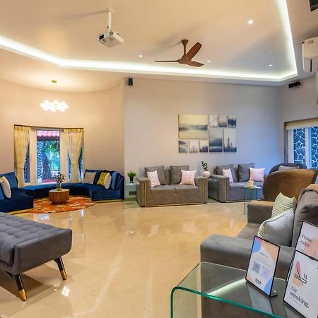 The Grey Medley By Stayvista With Mediterranean Interiors, Swimming Pool, Jacuzzi, Projector & A Lush Lawn With Gazebo Лонавала Екстериор снимка