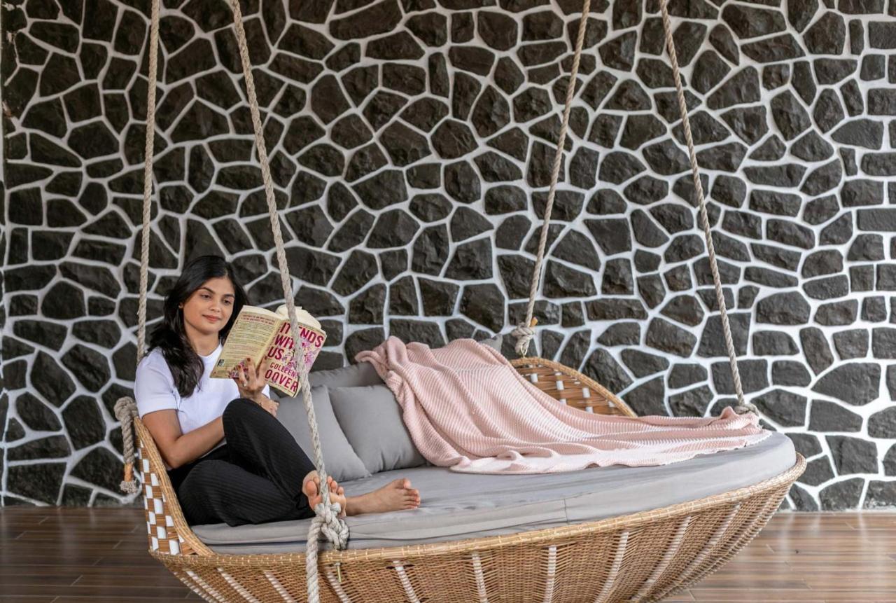 The Grey Medley By Stayvista With Mediterranean Interiors, Swimming Pool, Jacuzzi, Projector & A Lush Lawn With Gazebo Лонавала Екстериор снимка