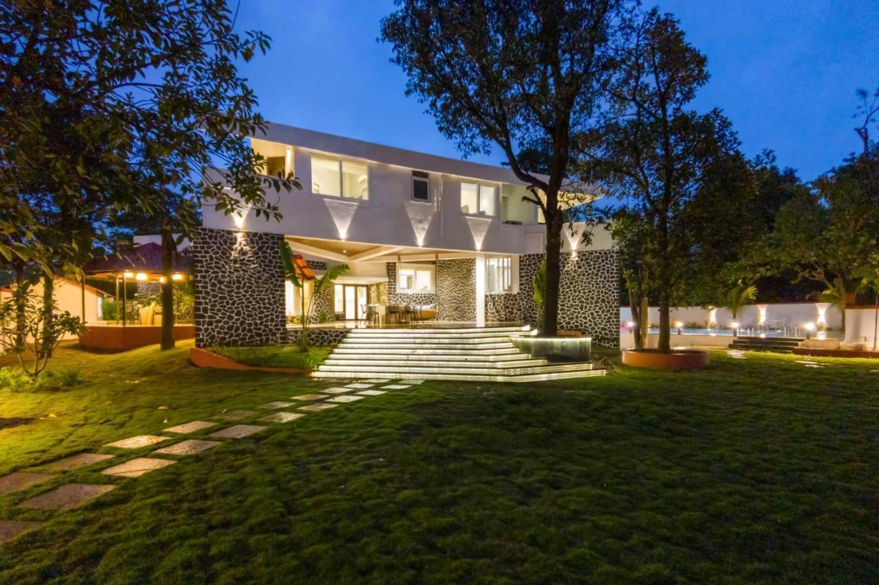 The Grey Medley By Stayvista With Mediterranean Interiors, Swimming Pool, Jacuzzi, Projector & A Lush Lawn With Gazebo Лонавала Екстериор снимка
