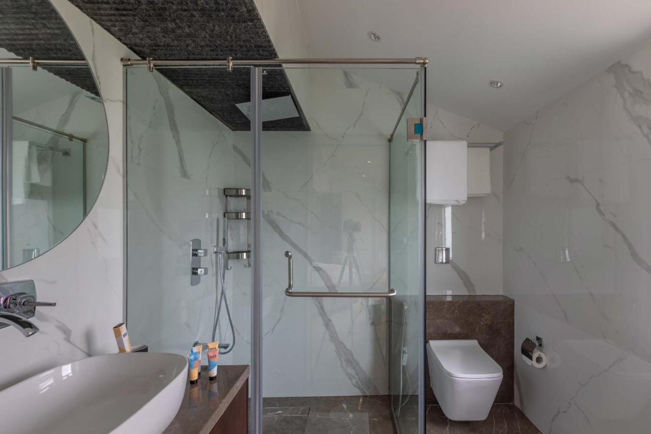 The Grey Medley By Stayvista With Mediterranean Interiors, Swimming Pool, Jacuzzi, Projector & A Lush Lawn With Gazebo Лонавала Екстериор снимка