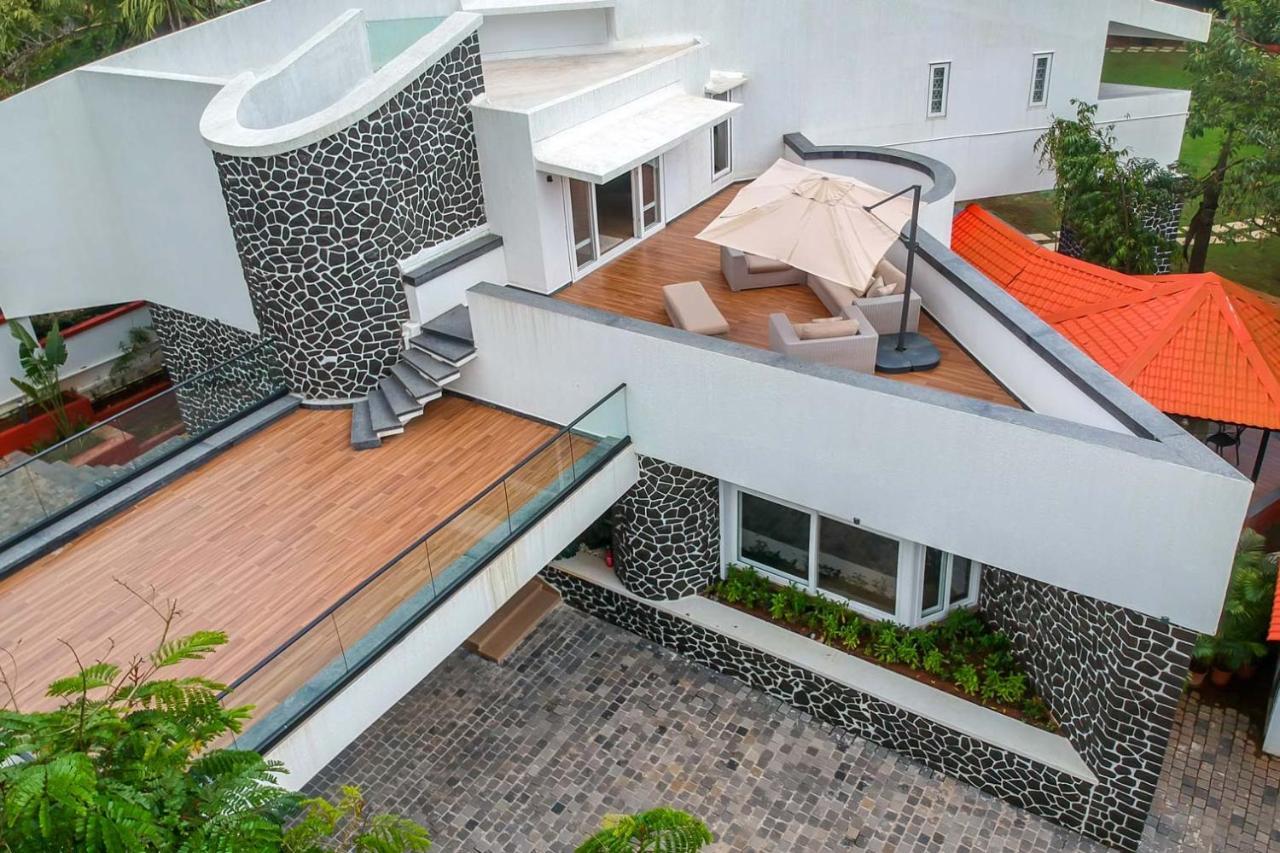 The Grey Medley By Stayvista With Mediterranean Interiors, Swimming Pool, Jacuzzi, Projector & A Lush Lawn With Gazebo Лонавала Екстериор снимка